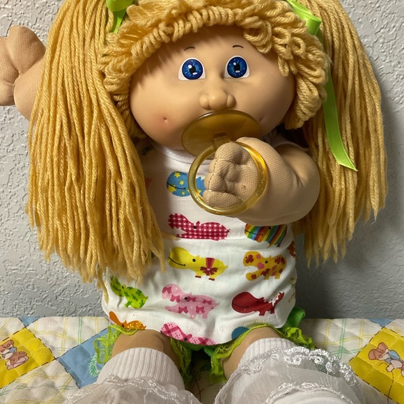 First Edition VTG Cabbage Patch Kid Girl With Pacifier Butterscotch Hair HM#4 - Picture 2 of 9